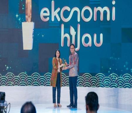 PTPP meraih tiga penghargaan di Ajang Anugerah Ekonomi Hijau dan The 4th TJSL & CSR Award 2024 yang diberikan Direktur Manajemen Produk Detik Network Sena Achari kepada Sekretaris Perusahaan PTPP Joko Raharjo di Jakarta, Selasa (30/7). Dok PTPP
